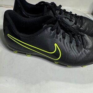 Nike Kids Black Soccer Athletic Shoes with Yellow Accents size 5.5Y